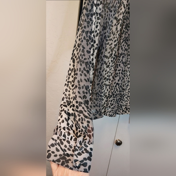 Jennifer Lopez Sheer Cheetah Print Blouse Open Back Size XL Flowy Elegant Sexy - Picture 3 of 10